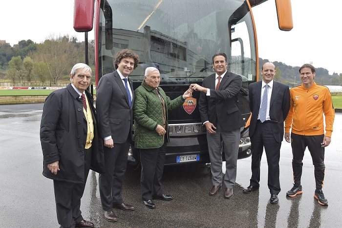 Iveco Bus предоставила туристический лайнер Magelys Pro итальянскому футбольному клубу «Рома» Iveco Bus предоставила туристический лайнер Magelys Pro итальянскому футбольному клубу «Рома»
